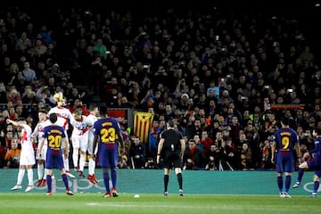 2-1. Messi marcó el segundo gol en un lanzamiento de falta directa. 