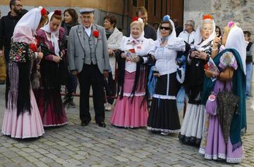 MADRID, 12/05/2017.- Varias personas con vestidos de chulapo durante el pregón de las fiestas de San Isidro 2017 celebrado esta tarde en la madrileña Plaza de la Villa.