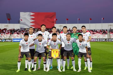 El futbolista chino Lin Liangming, semiagachado en el centro de la foto sujetando un banderín, es el único jugador chino que ha pasado por la cantera blanca.