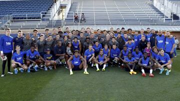 Los jugadores del Barça posaron antes del entrenamiento con el equipo universitario de soccer de la Universidad de Michigan.