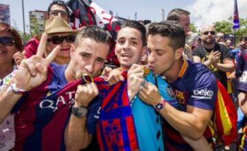 La afición del Barça disfruta de las instalaciones de la fan zone en el antiguo Matadero de Madrid.