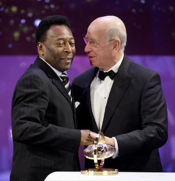 La leyenda del fútbol brasileño Pelé y la leyenda del fútbol británico Bobby Charlton en la Gala del Jugador Mundial de la FIFA 2007.