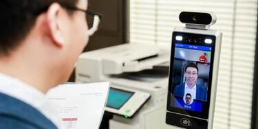 Esta IA te toma la temperatura o imprime tus documentos al sonreir