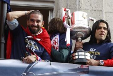 Arda junto a Radamel Falcao en la sede de la Presidencia de la Comunidad de Madrid en la Puerta del Sol celebrando la Copa.