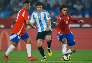 Oficial: un chileno deja su club en Europa y partirá a esta liga