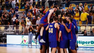 Los jugadores del Barça celebran la vital victoria lograda en Gran Canaria para sus opciones de clasificarse para la Copa del Rey.