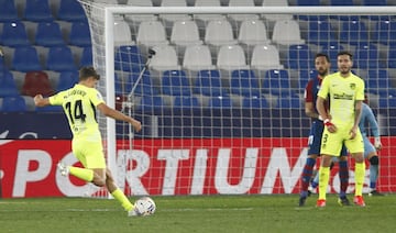 ¡Empata el partido el líder, con algo de fortuna! ¡Disparó Llorente desde el balcón del área, la tocó con la frente Rober Pier y dejó vendido a Aitor, que se quedó anclado en el suelo!










