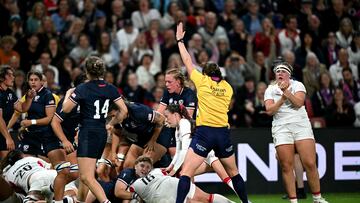 Lark Atkin-Davies marca durante el partido entre Inglaterra y Estados Unidos.