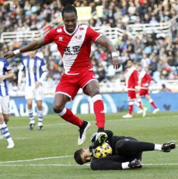 El portero argentino de la Real Sociedad Gerónimo Rulli atrapa el balón ante el delantero angoleño del Rayo Vallecano "Manucho" Gonçalves, durante el partido de la decimonovena jornada de Liga de Primera División.