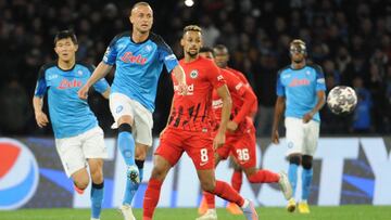 Naples (Italy), 15/03/2023.- Napoli's midfielder Stanislav Lobotka (2-L) in action during the UEFA Champions League Round of 16, 2nd leg match between SSC Napoli and Eintracht Frankfurt, in Naples, Italy, 15 March 2023. (Liga de Campeones, Italia, Nápoles) EFE/EPA/CESARE ABBATE
