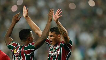AMDEP4797. RÍO DE JANEIRO (BRASIL), 20/08/2024.-Jhon Arias (i) y Thiago Silva de Fluminense celebran este martes, al final del partido de vuelta de octavos de final de la Copa Libertadores entre Fluminense y Gremio en el estadio Maracaná en Río de Janeiro (Brasil). EFE/ André Coelho