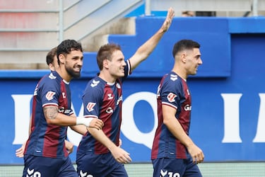 Obra suya es el gol más madrugador de este inicio liguero. Como buen killer, en dos mi-nutos ya consiguió ver puerta, tras una buena jugada de todo el equipo.
