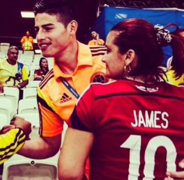 Pilar Rubio es la madre protectora del 10 de la Selección Colombia y Real Madrid. Pilar es fiel defensora de los intereses de su hijo a través de redes sociales y aplaude la relación de su hijo con Daniela Ospina.