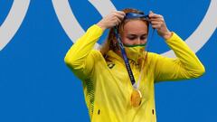 Ariarne Titmus de Australia se cuelga la medalla de oro durante la ceremonia de premiación de los 200m estilo libre femenino de natación por los Juegos Olímpicos 2020, este miércoles en el Centro Acuático de Tokio (Japón).