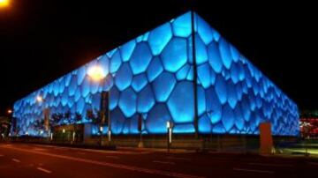 El Centro Acuático Nacional de Beijing es comúnmente conocido como ‘El Cubo De Agua’ o (H2O)3, debido a que su fachada arquitectónica asemeja un enorme cubo de hielo. En él se desarrollaron las actividades acuáticas de los Juegos Olímpicos de Beijing 2008, donde Michael Phelps logró el récord de ocho medallas olímpicas doradas en una sola justa veraniega.