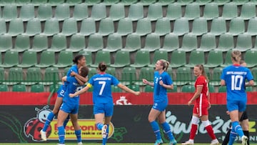 Grodzisk Wielkopolski (Poland), 29/06/2022.- Iceland's players celebrate after scoring during the soccer women friendly between Poland and Iceland in Grodzisk Wielkopolski, Poland, 29 June 2022. (Futbol, Amistoso, Islandia, Polonia) EFE/EPA/Jakub Kaczmarczyk POLAND OUT
