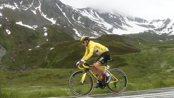 El ciclista esloveno Tadej Pogacar luce el maillot amarillo durante la novena etapa del Tour de Francia 2021 con final en Tignes.