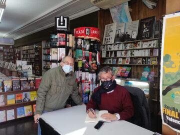 Paco Lloret, fimando un libro de Bronco y Copero II.