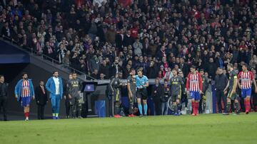 Felix Zwayer, revisando el VAR en el Juventus-Atl&eacute;tico Madrid.