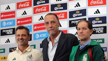 MEX8201. CIUDAD DE MÉXICO (MÉXICO), 02/03/2023.- El entrenador de la selección mexicana de fútbol, Diego Cocca (i), el director ejecutivo de Selecciones Nacionales, Rodrigo Ares de Parga (c), y el director deportivo de Selecciones Nacionales, Jaime Ordiales, participan durante una rueda de prensa hoy, en Ciudad de México (México). Hirving Lozano, Santiago Giménez, Henry Martín y Raúl Jiménez se destacaron este jueves como los goleadores en la primera lista del argentino Diego Cocca como seleccionador de México. EFE/Alex Cruz
