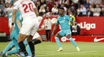 Jugada del gol anulado a Vinicius Junior por el VAR y el árbitro Cuadra Fernández.