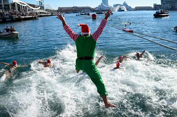 Varios nadadores disfrazados con motivos Navideños participan de la 113ª Edición de la Copa Nadal, una de las pruebas de natación mas antiguas de Europa ya que se celebra desde 1907.