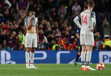 El jugador del Liverpool Fabinho se seca la cara tras el choque.