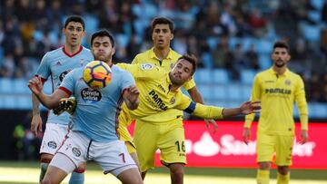 Maxi Gómez controla el balón con el pecho delante del defensa Mario Gaspar del Villarreal.