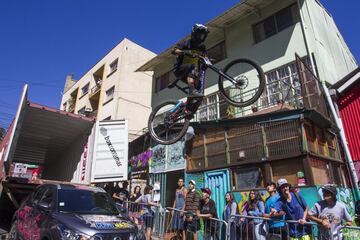 Valparaiso, 11 febrero 2018.
Decimosexta version del Red Bull Valparaiso Cerro Abajo, principal carrera de descenso urbano en Chile, realizada entre calles, escaleras y callejones de la ciudad puerto.
Cristian Rudolffi/Photosport.