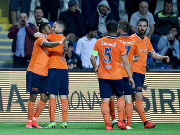 Está peleando con el Galatasaray por ser campeón y tiene cerca la Champions, aunque solo irá directo si gana la liga. Proyecto ambicioso con estrellas veteranas como Clichy, Emre, Arda, Adebayor y Robinho.