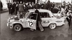 Antonio Zanini y Juan Petisco con el Seat 124 en el podio del Rally de M&oacute;naco de 1977.