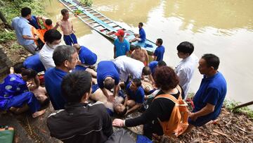 Mueren 17 personas al volcar dos 'barcos dragón' en China