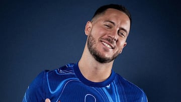 Hazard promociona la controvertida camiseta del Chelsea