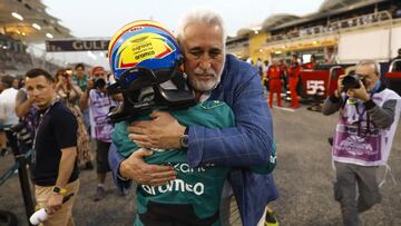 Lawrence Stroll, jefe de Aston Martin, abraza a Fernando Alonso en el GP de Bahréin.