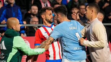 El delantero del Girona Cristhian Stuani (i) se encara con Unai Núñez, del Celta, durante el partido correspondiente a la jornada 11 de LaLiga que Girona FC y Celta de Vigo disputan este viernes en el estadio municipal de Montilivi. EFE/David Borrat.