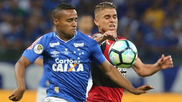 BRA119. BELO HORIZONTE (BRASIL), 27/07/2017.- Élber Pimentel (i) de Cruzeiro disputa el balón con Gustavo Cuéllar (d) de Flamengo hoy, miércoles 27 de septiembre de 2017, durante el partido final de la Copa de Brasil disputado