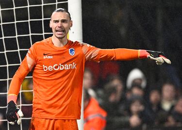 El RB Leipizig en su afán por las jóvenes promesas, firmó al portero Maarten Vandevoordt por cinco temporadas. Vandevoordt es el guardameta más joven en debutar en la Champions League. Con apenas 17 años y 287 días jugó su primer partido continental con el KRC Genk.