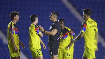 Igor Lichnovsky, Alvaro Fidalgo of America and Referee Ismael Rosario Lopez during the 7th round match between America and Pachuca as part of the Liga BBVA MX, Torneo Apertura 2025 at Ciudad de los Deportes Stadium, on August 30, 2025 in Mexico City, Mexico.