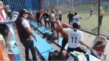 Vergüenza mundial en México: brutal batalla campal de unos padres en un partido de niños...