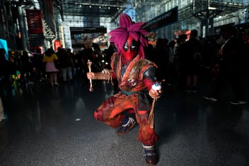 Un asistente vestido como una mezcla de Dragon Ball Z y Deadpool posa durante la Comic Con de Nueva York en el Centro de Convenciones Jacob K. Javits.