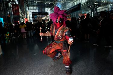 Un asistente vestido como una mezcla de Dragon Ball Z y Deadpool posa durante la Comic Con de Nueva York en el Centro de Convenciones Jacob K. Javits.