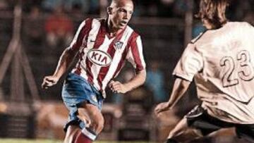 <b>HEITINGA, UN FIJO. </b>El holandés, que conduce el balón, será titular en el centro de la zaga con Ujfalusi.