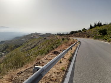 Termina la primera zona dura y entramos en una zona de sube y baja camino a Almáchar