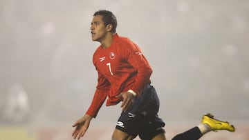 Alexis S&aacute;nchez celebra en medio de la niebla de Concepci&oacute;n.