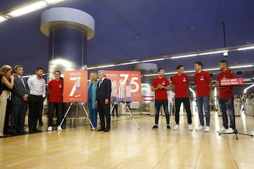 La presidenta de la Comunidad, Cristina Cifuentes, junto al presidente del Atlético de Madrid, Enrique Cerezo, y el entrenador del equipo, Diego Pablo Simeone y varios jugadores de la plantilla rojiblanca ,durante el acto de promoción del uso del metro pa