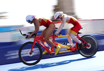 Susana Rodríguez, del equipo español, y su guía Sara Pérez Sala compitiendo durante el Para Triatlón PTVI Femenino. 