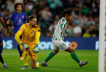 El portero del Atlético de Madrid, Oblak, observa como el balón entra en la portería tras el gol en propia puerta de Giménez. 


 
