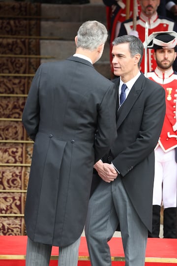 El Rey Felipe y el Presidente del Gobierno en funciones, Pedro Sánchez, a la salida tras el acto de jura de la Constitución ante las Cortes Generales, en el Congreso de los Diputados.