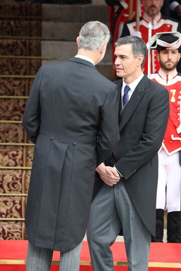 El Rey Felipe y el Presidente del Gobierno en funciones, Pedro Sánchez, a la salida tras el acto de jura de la Constitución ante las Cortes Generales, en el Congreso de los Diputados.