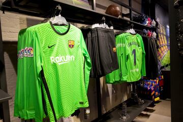 El club catalán ha sacado a la venta la que será la nueva equipación para la temporada que viene (2020/21). Está inspirada en la década de los años 20 del club.